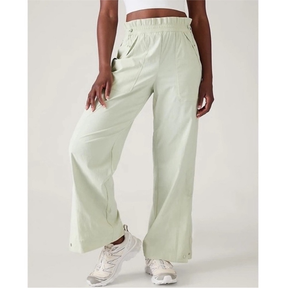 Athleta Trekkie parachute pants
Size 8 (color celery) pretty pale mint green